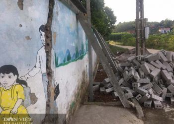 Phú Thọ: Cổng trường Mầm non xã Vụ Quang nứt toác, phải dùng cột chống
