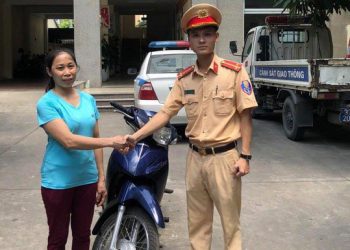 Sau 1 năm bị mất xe, người phụ nữ ở Phú Thọ vui mừng được CSGT mời lên nhận lại