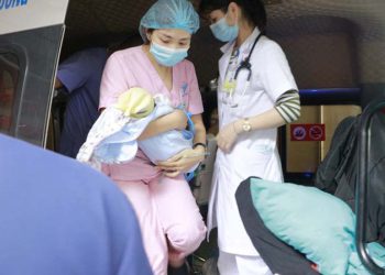 Bác sĩ Phú Thọ vượt 300 km giúp bé trai 7 ngày tuổi chuyển viện