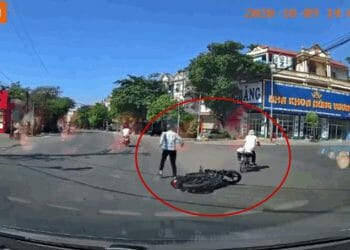 VIDEO: Bị xe đạp tạt đầu, thanh niên chỉ biết ngậm ngùi “ôm cục tức”