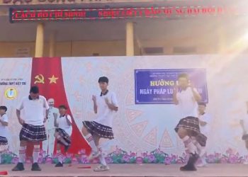 Dàn nam sinh THPT Việt Trì tự tin diện váy diễn văn nghệ