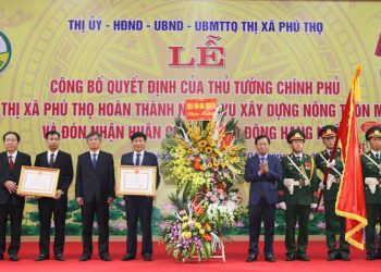 Thị xã Phú Thọ nhận Huân chương lao động hạng nhất