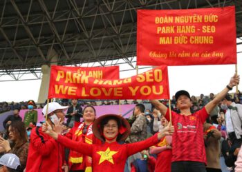 Tưng bừng cùng trái bóng trên SVĐ Việt Trì, Phú Thọ