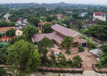 Gia đình ở Phú Thọ làm nhà gỗ xoan, mái ngói đẹp như biệt phủ