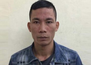 Tài xế taxi dùng hung khí đe dọa, cướp tài sản của khách