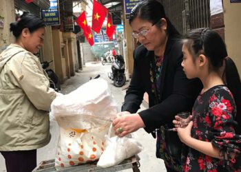 Đầu năm mua muối: Mong một năm mới no đủ, mặn mà và ấm áp