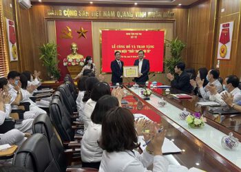 Phong tặng danh hiệu và kỉ niệm chương 6 Thầy thuốc ưu tú ở Phú Thọ