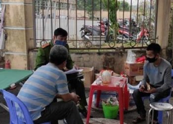 Hai tài xế phóng nhanh “thông chốt” phòng dịch COVID-19