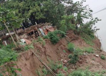 Bờ sông Hồng ở Phú Thọ sạt lở, hơn 20 hộ dân sợ bị “Hà Bá” nuốt chửng