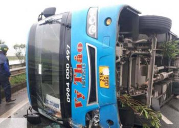 Xe khách lật trên cao tốc Nội Bài – Lào Cai, 7 người thoát nạn