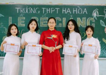 Em Trần Thu Nhật (thứ hai từ trái sang) cùng cô giáo chủ nhiệm và các bạn nhận giấy khen trong buổi bế giảng năm học