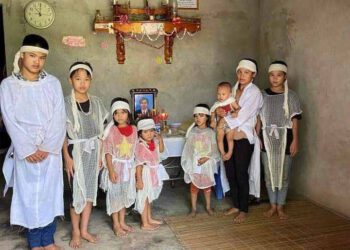 Cha tử nạn khi đi làm gỗ, 7 con thơ ăn cháo loãng cầm hơi