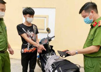 Khởi tố 2 thanh niên dàn cảnh mua điện thoại để cướp tài sản ở Phú Thọ