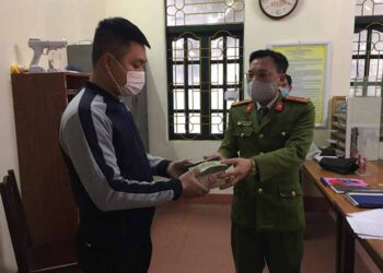 Chiến sĩ Công an Phú Thọ nhặt được 290 triệu đồng, trả lại cho người đánh rơi