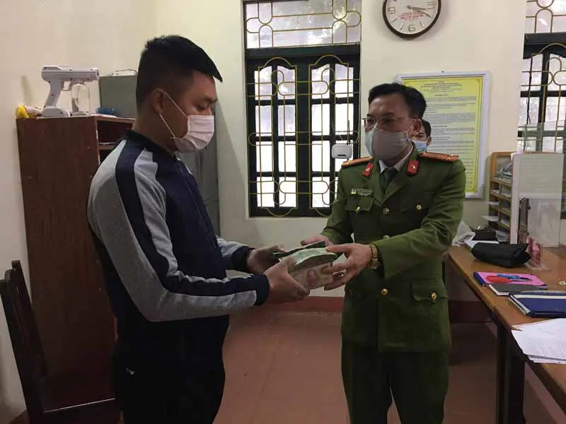 Chiến sĩ Công an Phú Thọ nhặt được 290 triệu đồng, trả lại cho người đánh rơi
