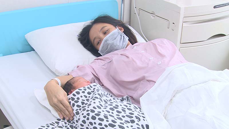 Bệnh viện Sản Nhi tỉnh Phú Thọ vừa phẫu thuật lấy thai kết hợp loại bỏ khối u nhầy buồng trứng nặng 4,7 kg