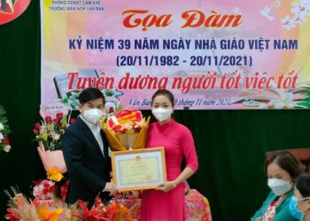 Ông Nguyễn Tân Sơn - Phó Chủ tịch UBND huyện Cẩm Khê trao Bằng khen của Bộ trưởng Bộ GD&ĐT cho cô Nguyễn Thị Huyền Chang.