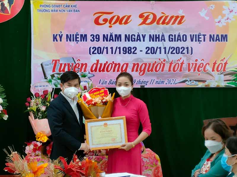 Ông Nguyễn Tân Sơn - Phó Chủ tịch UBND huyện Cẩm Khê trao Bằng khen của Bộ trưởng Bộ GD&ĐT cho cô Nguyễn Thị Huyền Chang.