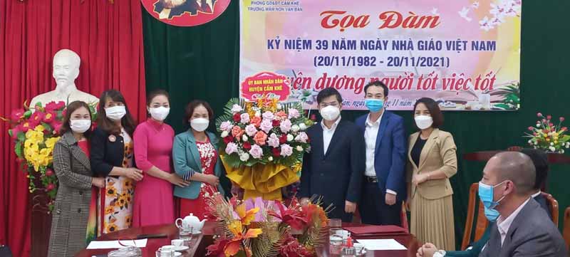 Đại diện lãnh đạo UBND huyện Cẩm Khê chúc mừng ngành GD&ĐT huyện nhân ngày Nhà giáo Việt Nam 20/11.
