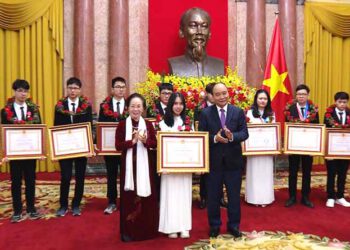 Học sinh trường THPT Chuyên Hùng Vương được trao tặng Huân chương Lao động hạng Ba