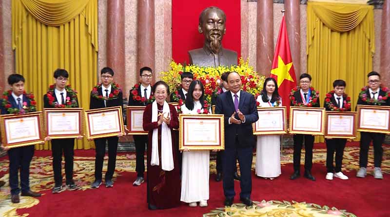 Học sinh trường THPT Chuyên Hùng Vương được trao tặng Huân chương Lao động hạng Ba