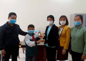 Em Hoàng Đức Mạnh - học sinh lớp 5A1 Trường Tiểu học Sông Thao nhặt được của rơi trả lại người đánh mất