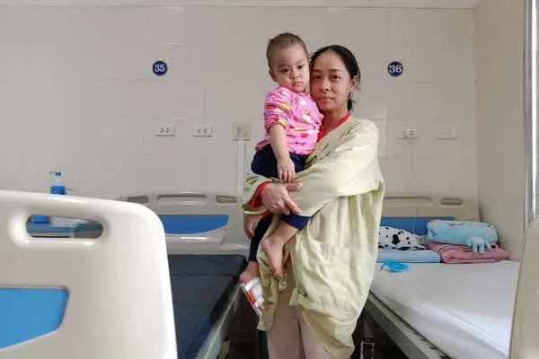 Cháu bé Hà Mai Linh 2 tuổi bị ung thư võng mạc