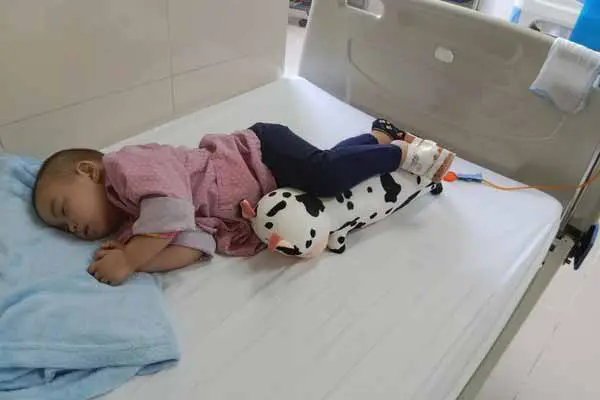 Căn bệnh quái ác đang đe dọa đến tính mạng cháu Linh từng ngày