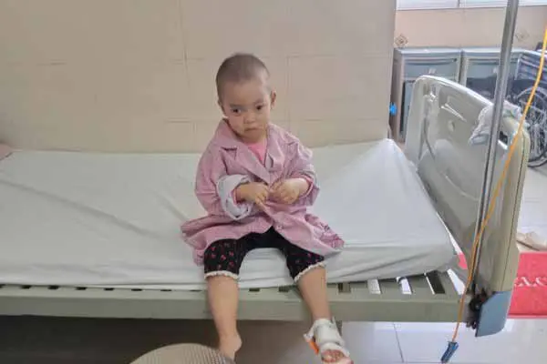 Bé Hà Mai Linh đang rất cần được cộng đồng giúp đỡ