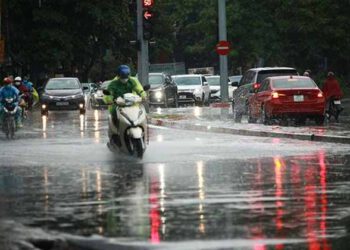 Miền Bắc đón gió mùa, mưa dông trên diện rộng