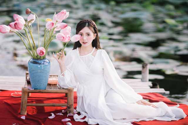 Nguyễn Thị Ngọc Ánh - Phú Thọ, "gây thương nhớ" với bộ ảnh đẹp trong trẻo bên hoa sen