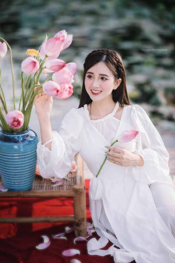 Nguyễn Thị Ngọc Ánh - Phú Thọ, "gây thương nhớ" với bộ ảnh đẹp trong trẻo bên hoa sen