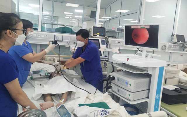Vật thể lạ trong đường thở khiến bé trai ở Phú Thọ đột ngột khó thở, tím tái