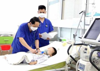 Vật thể lạ trong đường thở khiến bé trai ở Phú Thọ đột ngột khó thở, tím tái