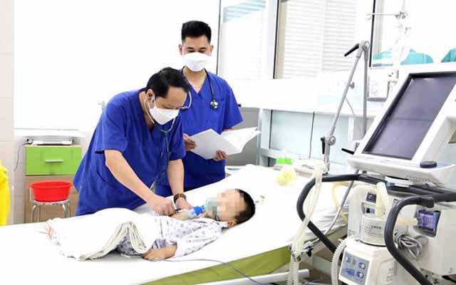 Vật thể lạ trong đường thở khiến bé trai ở Phú Thọ đột ngột khó thở, tím tái