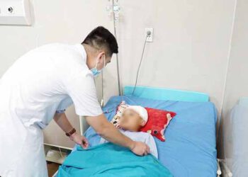 Bị bò va vào người, bé 1 tuổi chấn thương sọ não bất tỉnh