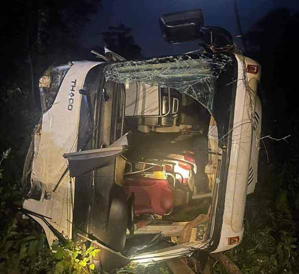 Xe khách du lịch bị lật ở Phú Thọ, 3 thiệt mạng, 10 người bị thương