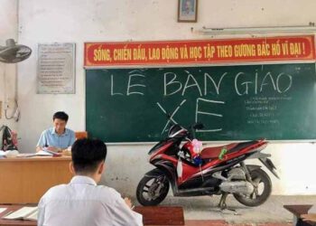 Phú Thọ: Học trò "chơi lớn", mang nguyên chiếc xe máy lên tầng 2 làm lễ bàn giao cho thầy chủ nhiệm