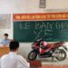 Phú Thọ: Học trò "chơi lớn", mang nguyên chiếc xe máy lên tầng 2 làm lễ bàn giao cho thầy chủ nhiệm