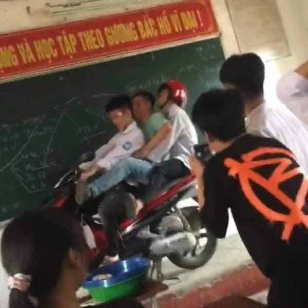 Phú Thọ: Học trò "chơi lớn", mang nguyên chiếc xe máy lên tầng 2 làm lễ bàn giao cho thầy chủ nhiệm