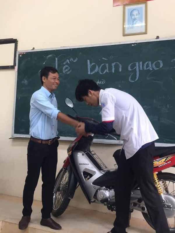 Phú Thọ: Học trò "chơi lớn", mang nguyên chiếc xe máy lên tầng 2 làm lễ bàn giao cho thầy chủ nhiệm