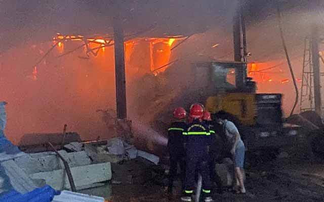 Hơn 18 tiếng dập lửa xuyên đêm khống chế đám cháy lớn công ty giấy ở Phú Thọ