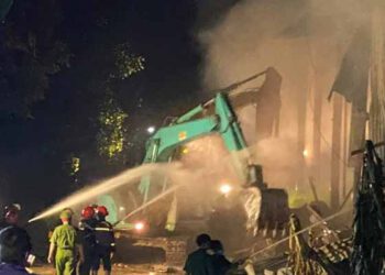 Hơn 18 tiếng dập lửa xuyên đêm khống chế đám cháy lớn công ty giấy ở Phú Thọ