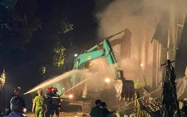 Hơn 18 tiếng dập lửa xuyên đêm khống chế đám cháy lớn công ty giấy ở Phú Thọ