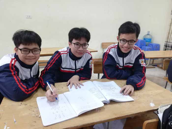Ba học sinh Nguyễn Xuân Hải, Lê Tiến Đạt, Nguyễn Tuấn Hưng lớp 8E (từ trái qua phải)