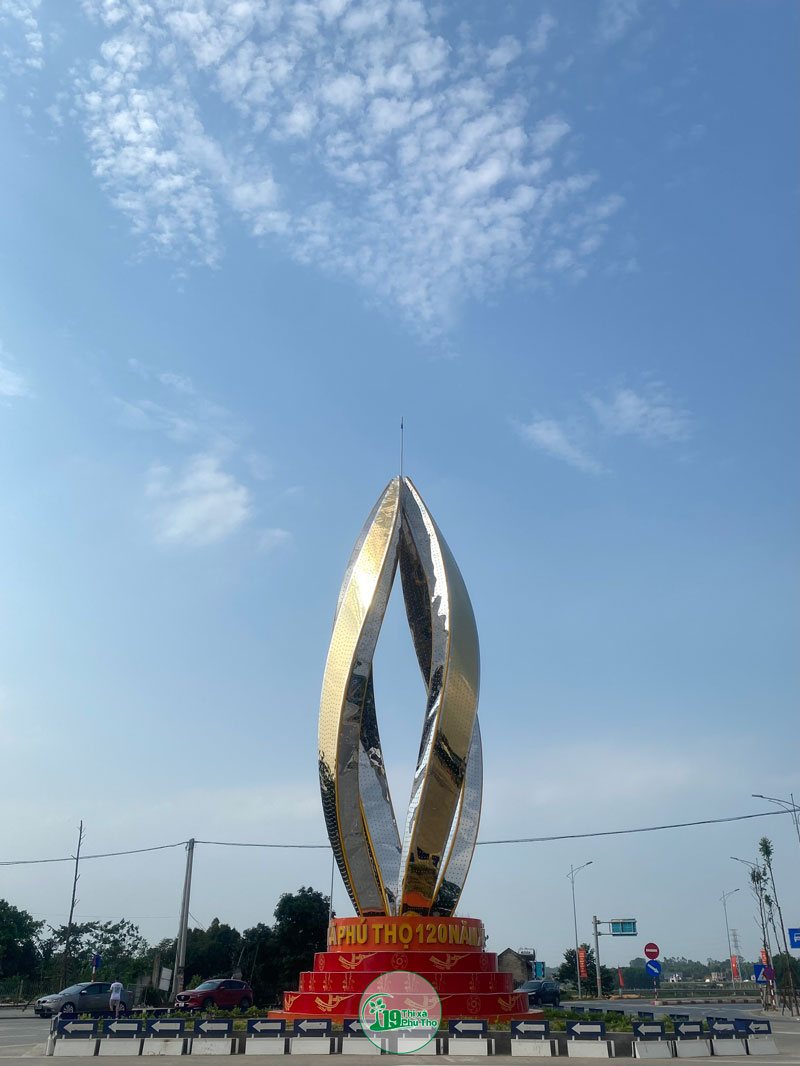 Biểu tượng Ngọn lửa thể hiện “Khí thế, khát vọng vươn lên” này được đặt tại nút IC9 cửa ngõ vào Thị xã Phú Thọ nhân kỷ niệm 120 năm thành lập 