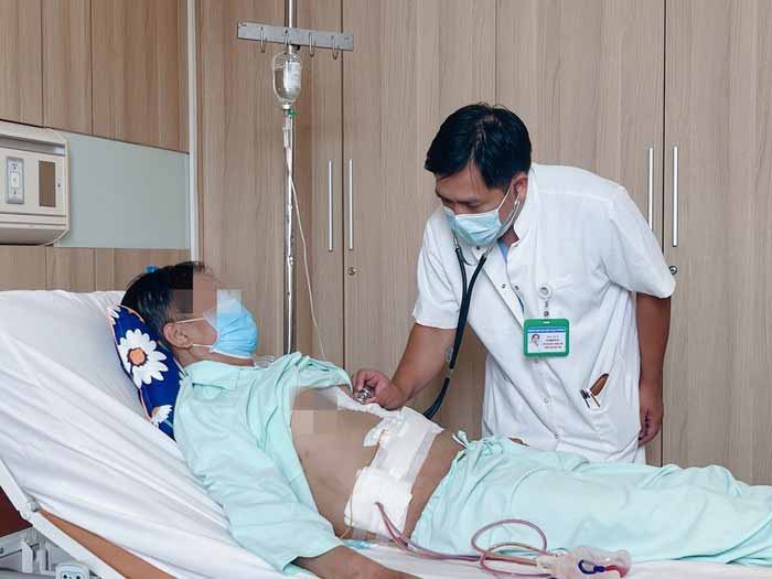 TS.BS Lê Nguyên Vũ – Phó Giám đốc Trung tâm Ghép tạng, Bệnh viện Hữu nghị Việt Đức thăm khám cho bệnh nhân ghép thận sau 12 ngày phẫu thuật